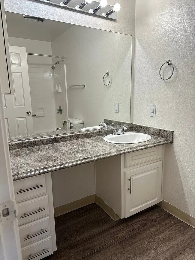 Foto del edificio - The Pointe Townhomes