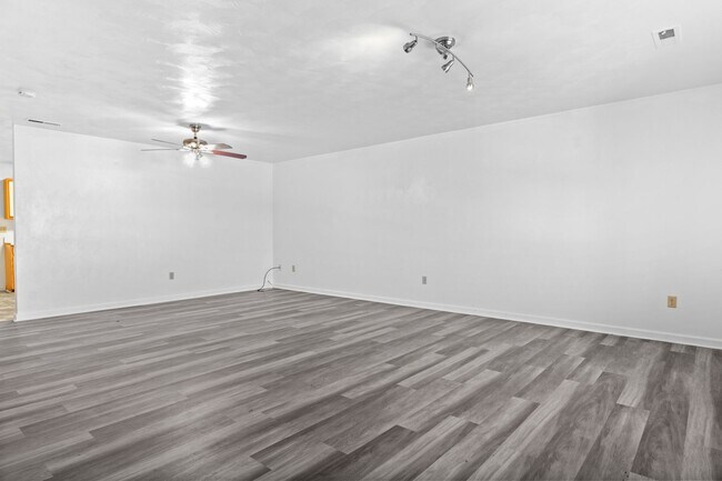 Foto del edificio - 4 Bed/2 1/2 Bathroom On Bus Line