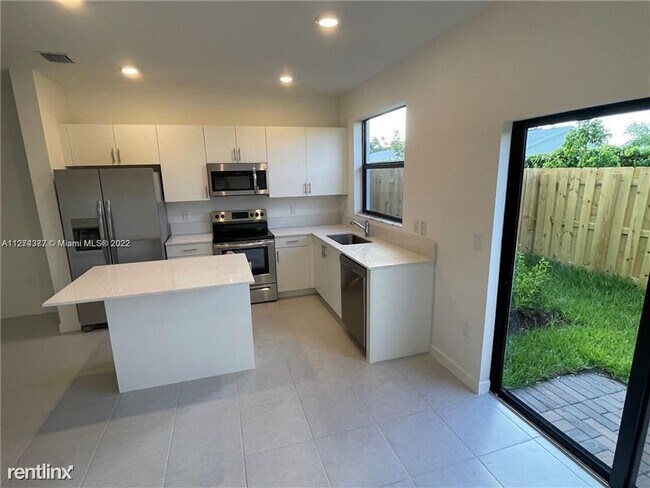 Building Photo - 3 br, 2.5 bath Townhome - 969 NE 211th St