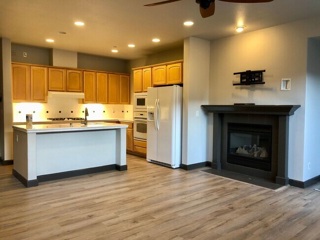 Foto del edificio - Great 4 bedroom 2 bath main house with casita (full bath)