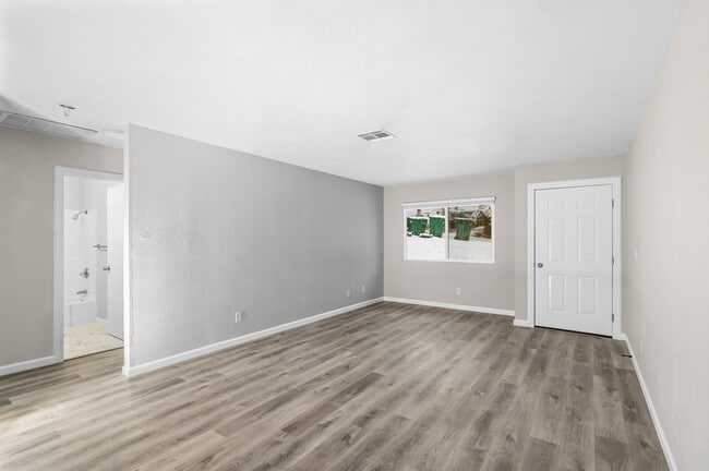 Building Photo - 2104 Rosamond Ave Apt 3