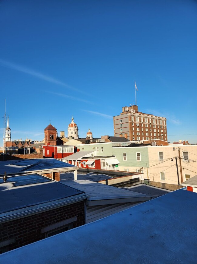 Building Photo - 121 E King St