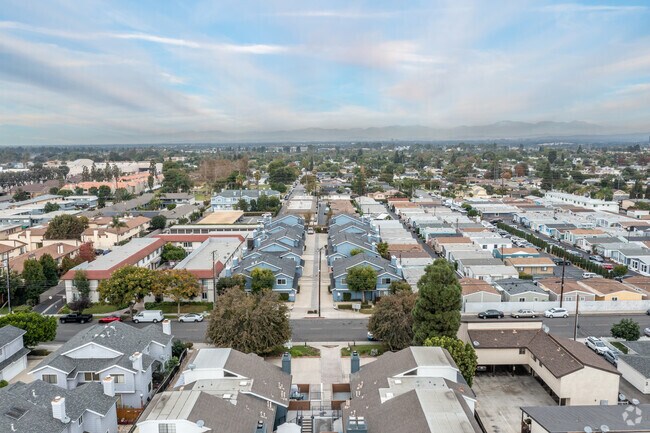 Building Photo - 350 Avocado St
