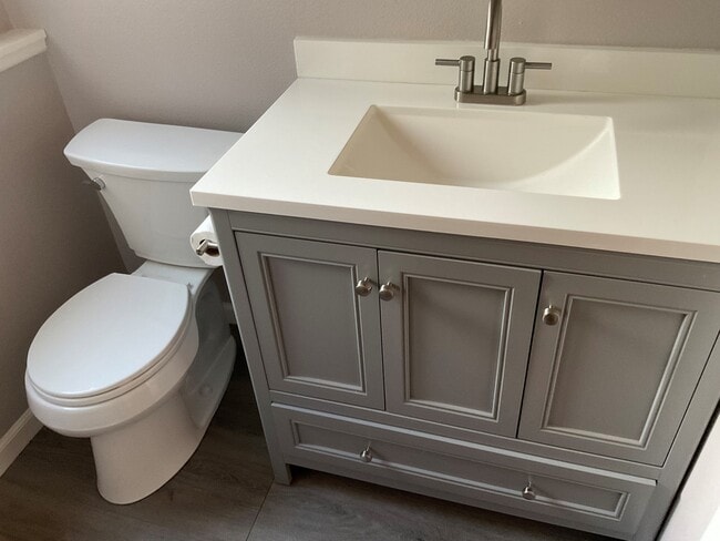 Foto del edificio - 1717 W Lake St