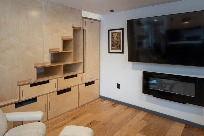 Building Photo - Hiatus Hideaway #3 - Close to Old Mill - Fully Furnished available 9/1/2026