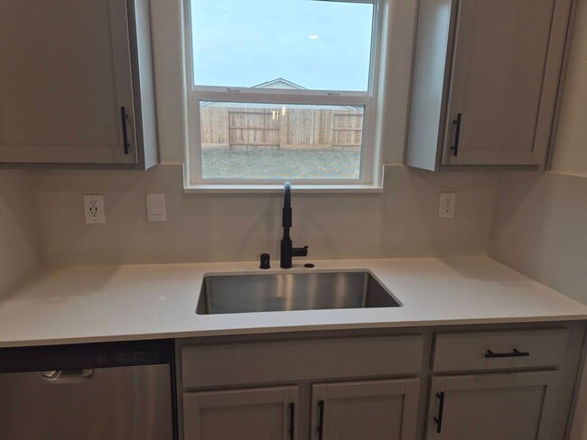 Foto del edificio - Large 4-Bedroom, 3-Bath Home