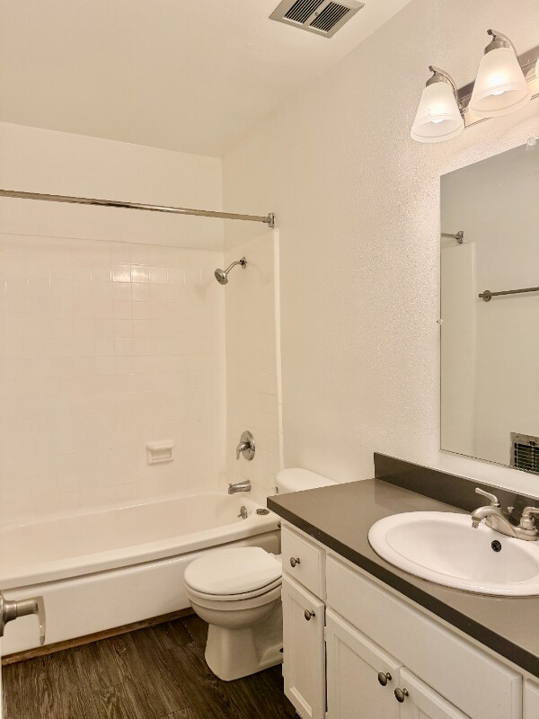 Foto del edificio - 1595 E Chevy Chase Dr