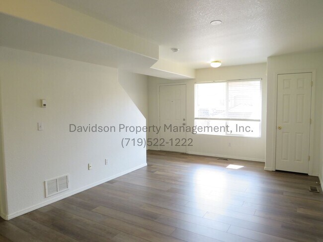 Foto del edificio - Great 3 Bedroom Condo the Briargate Area