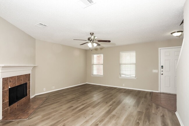 Foto del edificio - 6736 Ambercrest Dr