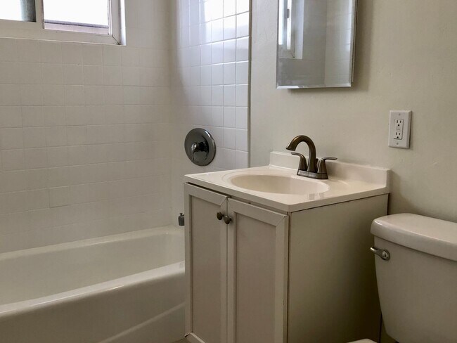 Foto del edificio - 2BR/1BA Apartment in Linda Vista - Close t...