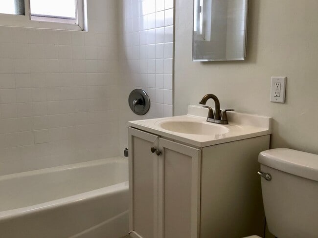 Building Photo - 2BR/1BA Apartment in Linda Vista - Close t...