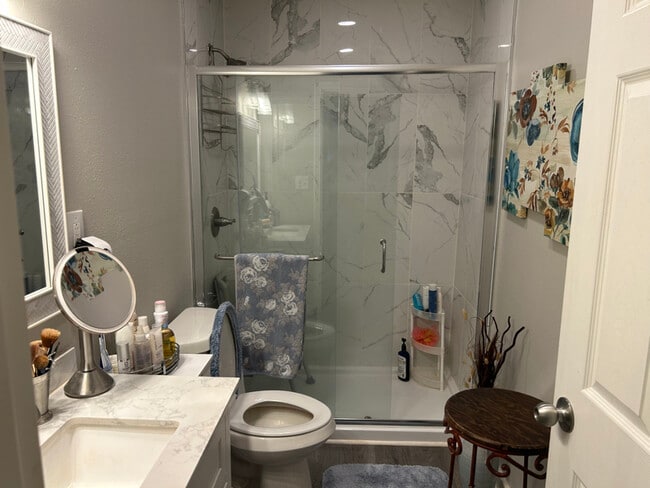 Building Photo - 620 Temple St