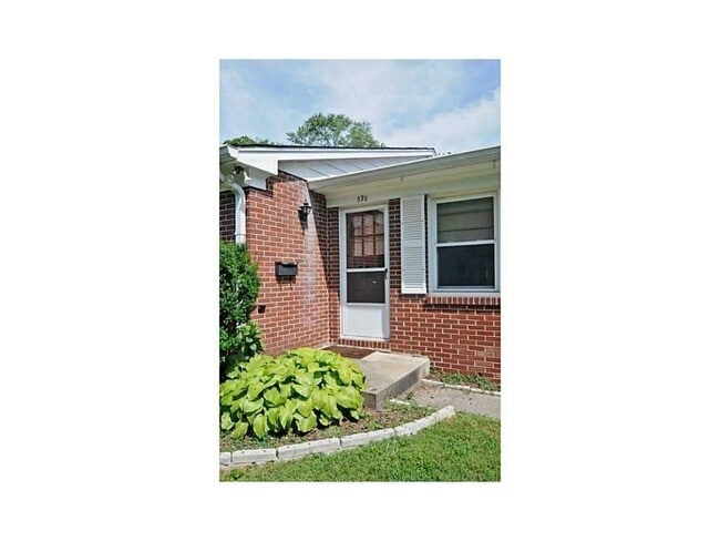 Building Photo - 570 W Oak St