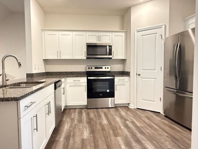 Foto del edificio - 3 Bedrooms 1 Garage & Open space one the Main Floor