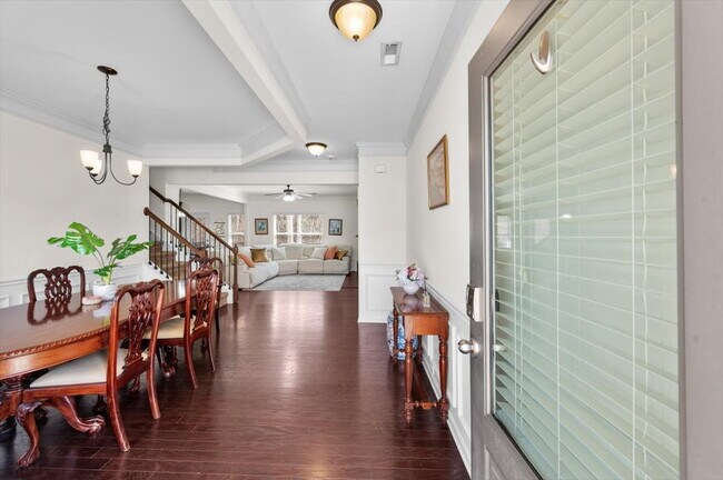 Foto del edificio - Furnished or Unfurnished spacious two story traditional conveniently located and ready now!