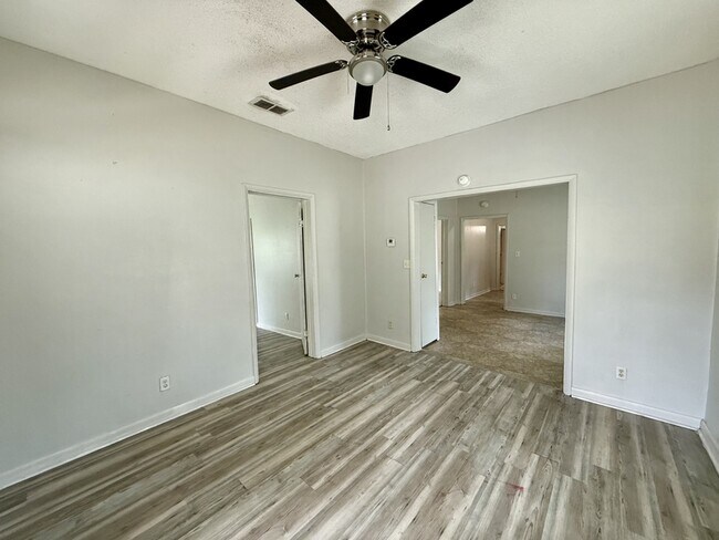 Foto del edificio - 911 7Th St