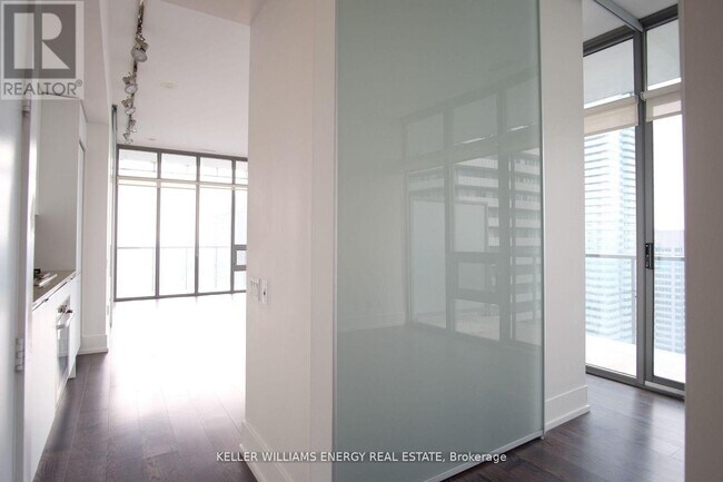 Building Photo - 33 Charles St E