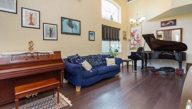 Soaring ceilings in living room - 378 Miranda Ct