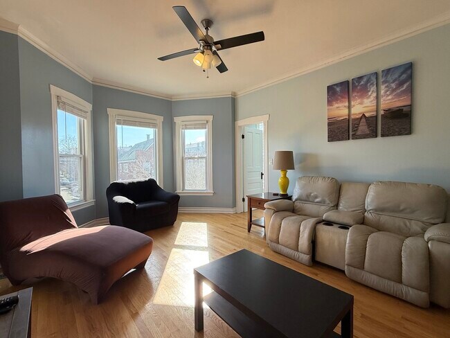 Foto del edificio - 2604 W Fullerton Ave