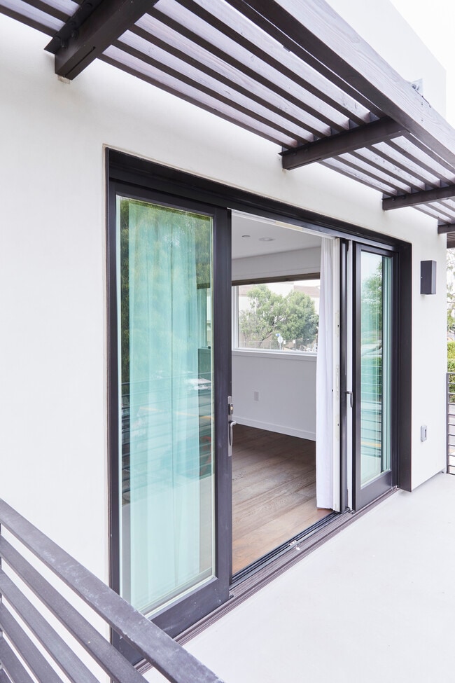 Building Photo - 321 Rose Ave