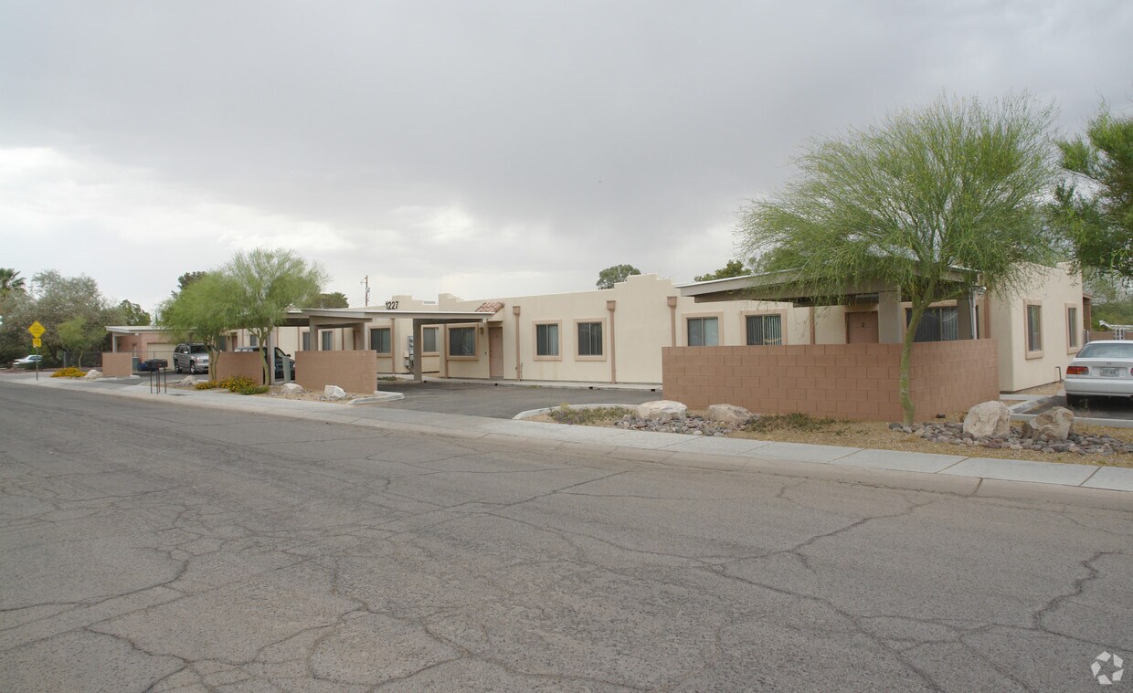 Building Photo - 1227-1231 E Knox Dr