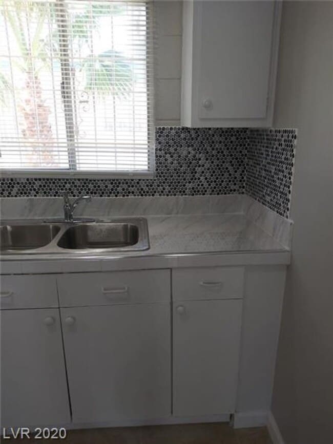 Building Photo - 2 bedroom Condo