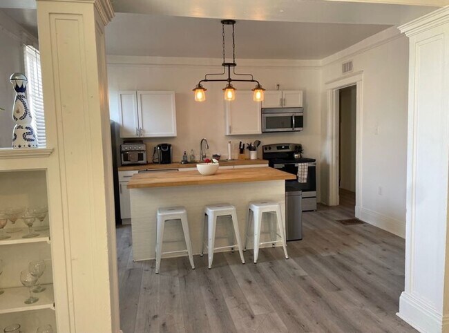 Building Photo - Lovely 5bd/2ba Near Campus! Text 510-631-1171