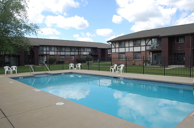 Foto del edificio - Tudor Crest Apartments