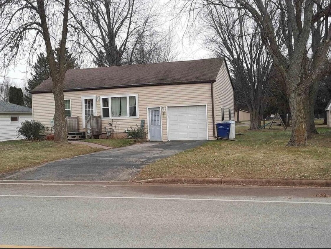 233 Ryan St, Kaukauna, WI 54130 House Rental in Kaukauna, WI