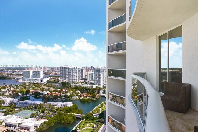 Foto del edificio - 15901 Collins Ave