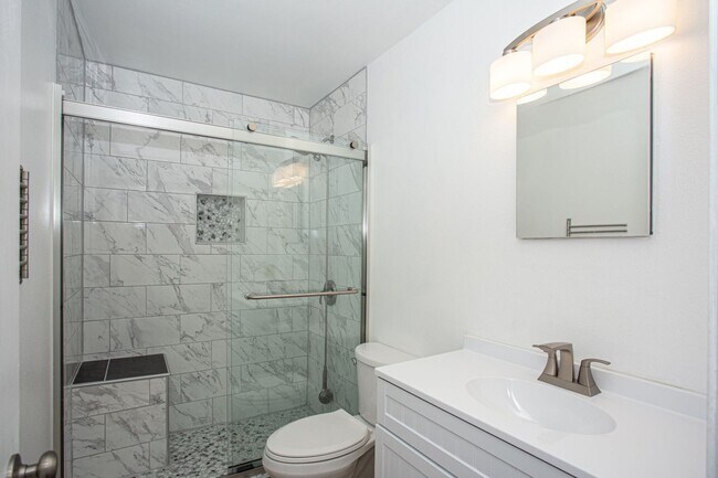 Foto del edificio - Update furnished One Bedroom One Bathroom ...
