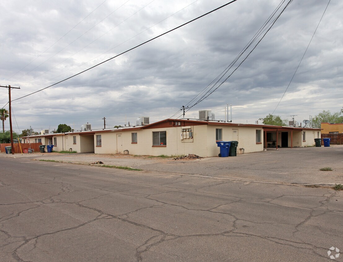 Primary Photo - 3002-3004 N Geronimo Ave