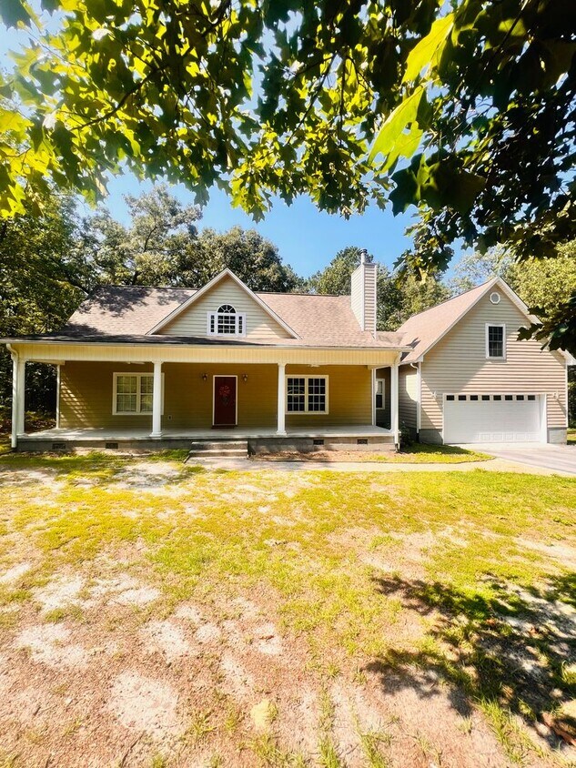 Foto principal - Tucked Away 3 Bedroom Gem on Private Road ...