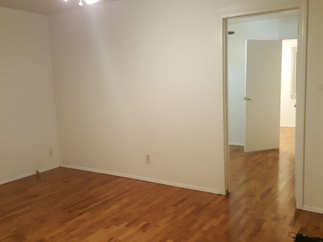 Building Photo - Charming 2 bedroom duplex in La Mesa