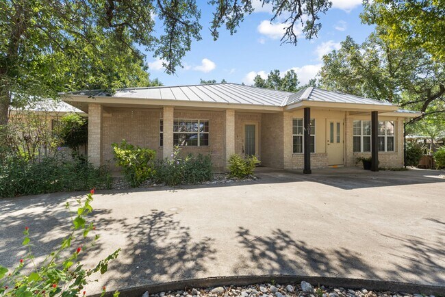 Foto del edificio - Charming Home Awaits: Spacious & Modern Li...