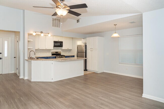 Building Photo - 511 Woodland Park Cir