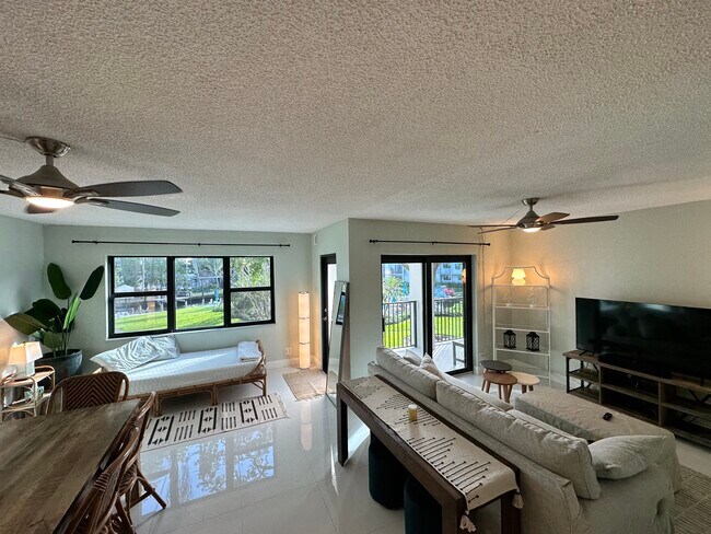 Building Photo - 900 River Reach Dr