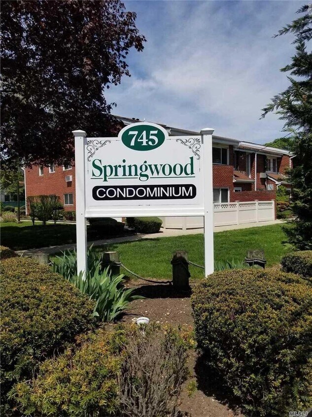 Foto principal - 745 Conklin St