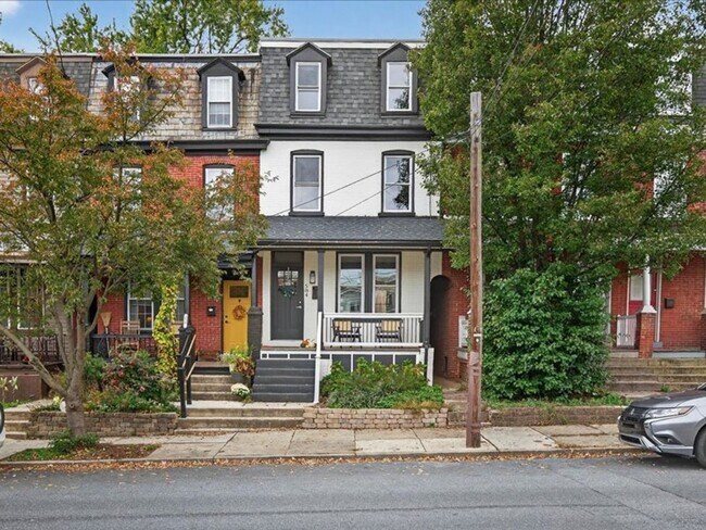 Foto del edificio - Gorgeous 4 Bedroom 2.5 Bathroom Available ...