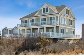 Building Photo - 902 Dune Rd