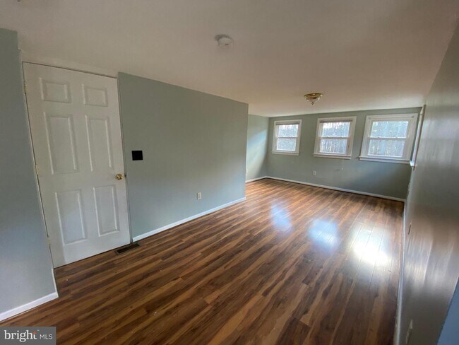 Foto del edificio - 15367 Round Hill Rd