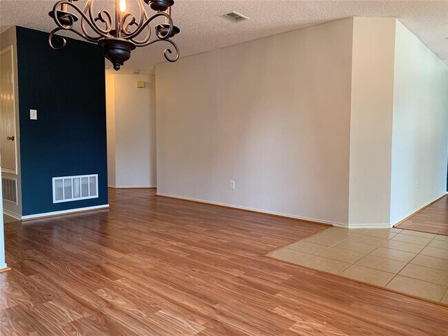 Foto del edificio - 1701 Cliffbrook Dr