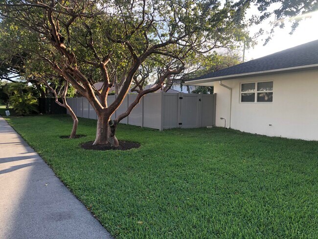 Building Photo - 812 Sevilla Dr