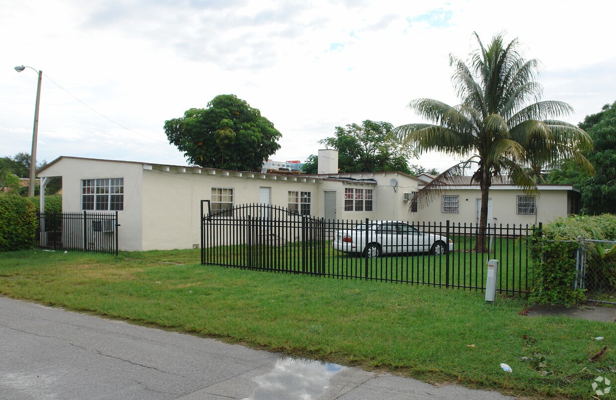 Primary Photo - 8235 NE Miami Ct