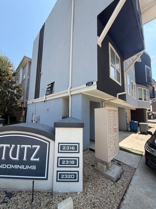 Building Photo - 2320 Stutz Dr