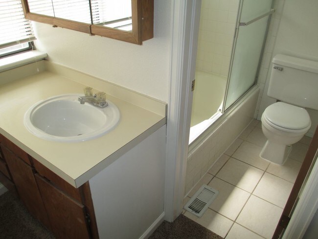 Building Photo - Updated Townhouse in Aurora - MUST SEE