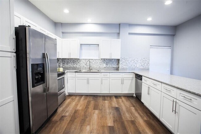 Building Photo - 504 W 35th St