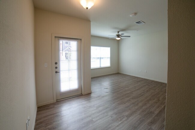 Sala de estar/comedor - Grand Station Apartment Homes