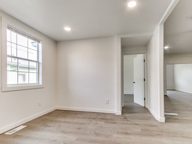 Building Photo - 4 Bed Cozy Home