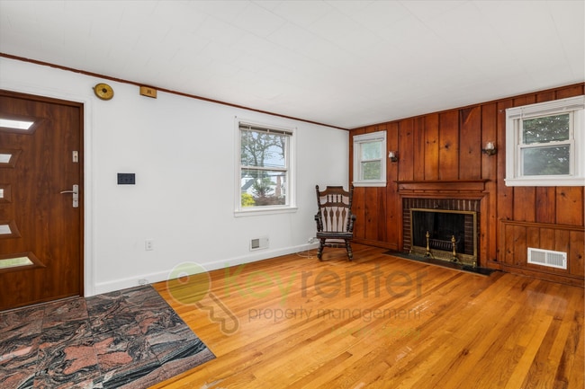 Building Photo - Bright 2BR/1BA Apartment with Private Entr...